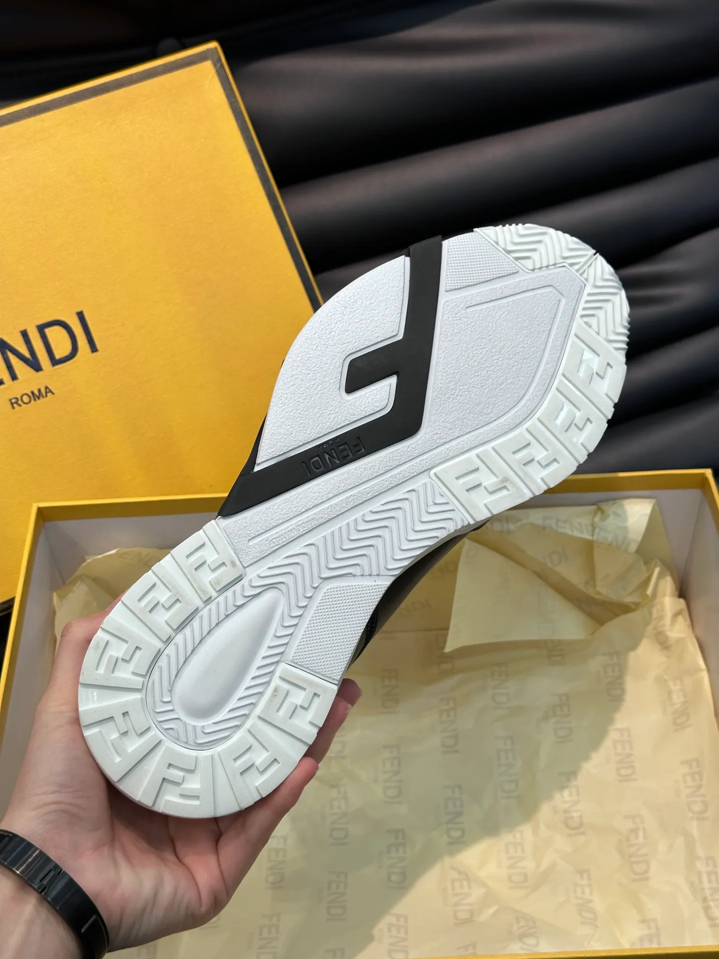 Men's shoes 💰p560 "Fend*" new men's casual sports shoes, equipped with elastic straps, side zippers, and corrugated soles engraved with F. Embossed Fendi Flow lettering on the heel. Made of technical fabric and a mix of blue and suede. Decorated with Lycra® details. FF graphic tongue. Ultra-light and wear-resistant EVA sole. Size: 38-44
